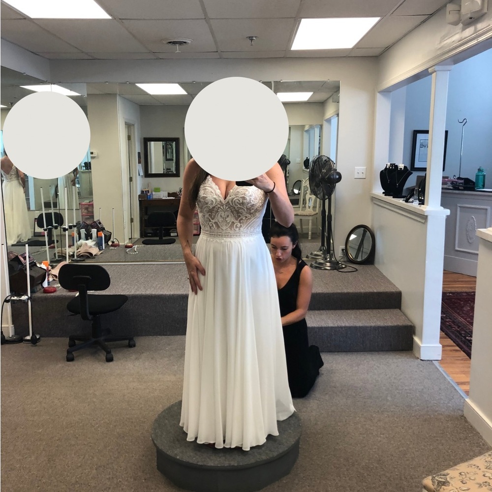 Elegant White Lace and Chiffon Wedding Dress